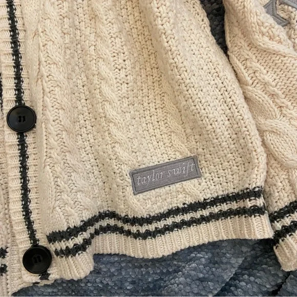 Taylor Swift CARDIGAN Cream Cable HEAVY Knit with Star Accents Oversized Fit - Picture 3 of 16